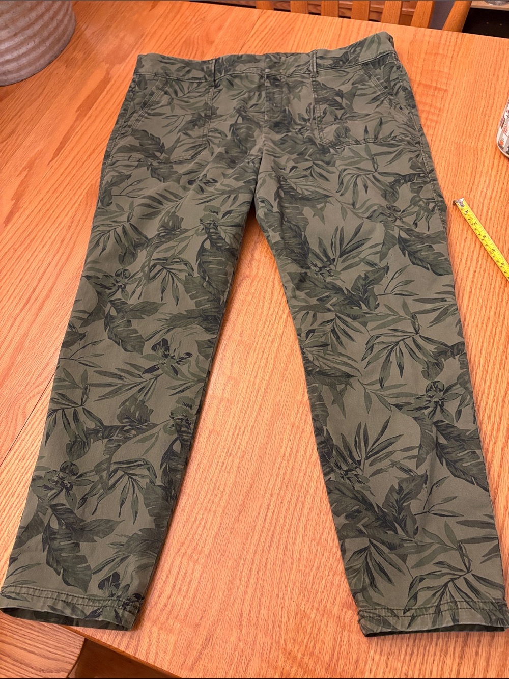 Old Navy Olive Green Leaf-Print Cropped Pixie Pants